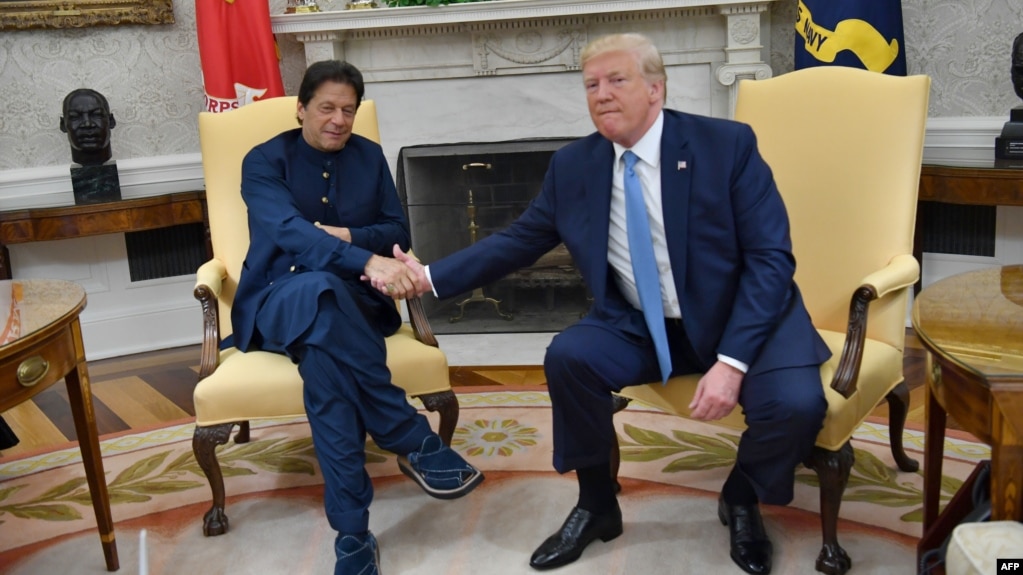 دونالد ترامپ (راست) در حال دست دادن به عمران خان، نخست‌وزیر پاکستان، که برای یک سفر رسمی به آمریکا رفته است.