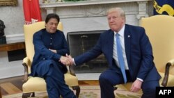 ولسمشر ډونلډ ټرمپ د وزيراعظم عمران خان سره په سپينې ماڼۍ کې