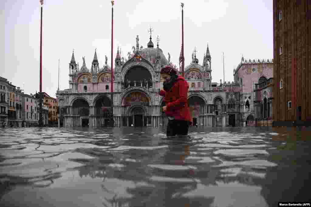 Gradonačelnik Venecije rekao je da se grad nalazi u zoni katastrofe te da će zbog poplava tražiti od države da proglase vanredno stanje.&nbsp;