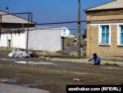 Мальчик играет на улице в туркменском селе Гаверс. 9 марта 2014 года.