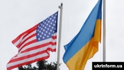 Флаги США и Украины.