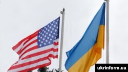 Флаги США и Украины.