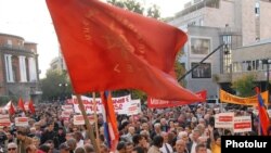 Armenia -- Armeian Revolutionary Federation supporters rally in Yerevan to condemn Armenia's fence-mending agreements with Turkey on October 16, 2009.