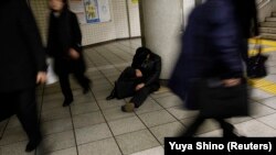 Dormind de oboseală într-o gară în Japonia