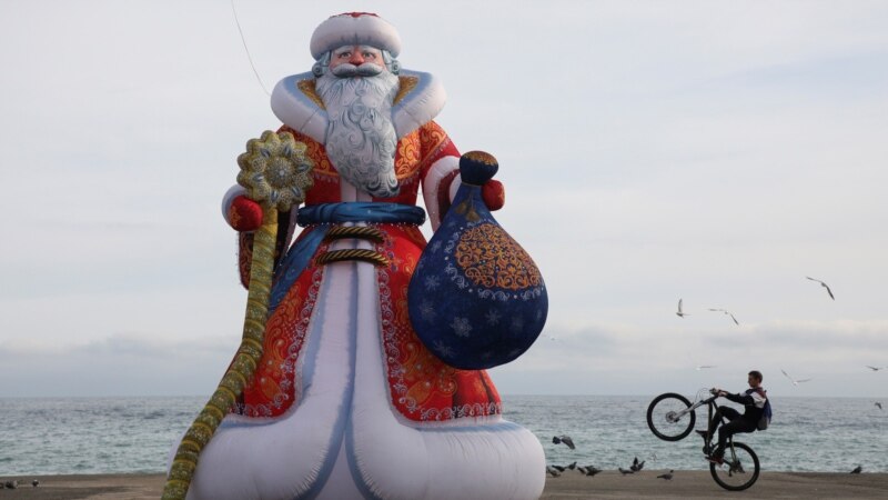 Черноморский курорт Алушта в преддверии новогодних праздников | Крымское фото дня