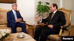 الرئيس المصري عبد الفتاح السيسي يستقبل وزير الخارجية الأميركي جون كيري