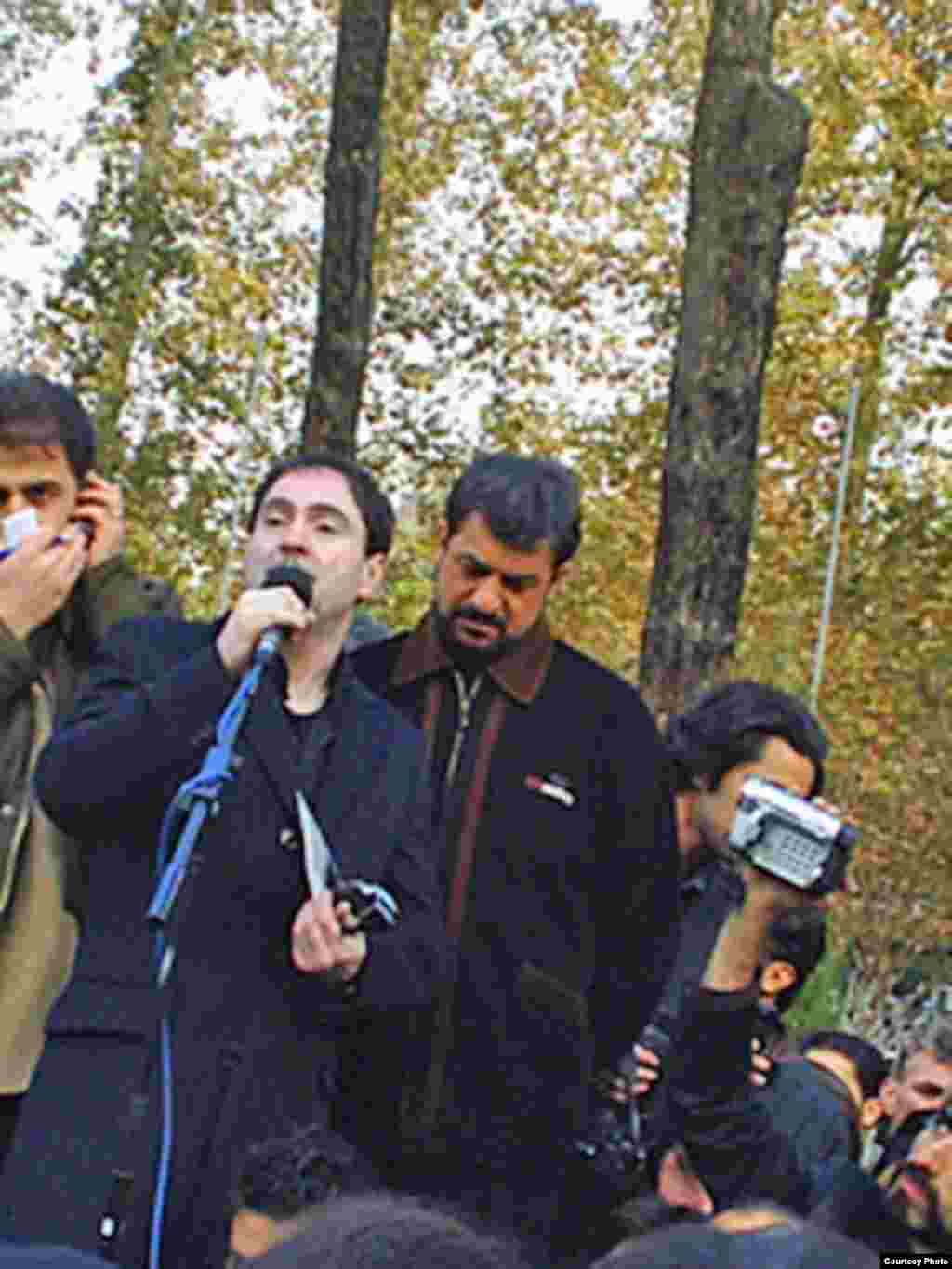 خشایار اعتمادی، خواننده محبوب امروز، زمانی مورد توجه بابک بیات قرار گرفت که در جامعه موسیقی ایران، کمتر کسی او را می شناخت. او نیز در این مراسم سخنرانی کرد و گفت : «او هرگز گذشته اش را فراموش نکرد.»