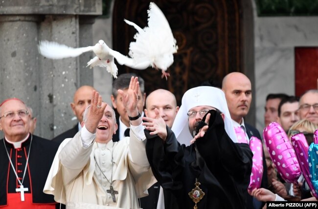 Глава УГКЦ Святослав Шевчук (праворуч) і папа Римський Франциск випускають пару білих голубів біля храму Святої Софії в Римі, 28 січня 2018 року