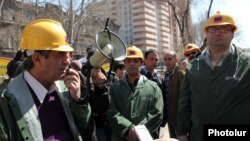 Armenia - Prominent campaigners demonstrate against kiosk construction in Yerevan's Mashtots Park, 4Apr2012.