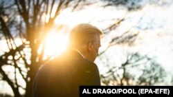 Donald Trump amerikai elnök a haditengerészet helikoptere felé sétál, miután Joe Biden beiktatásának a napján, január 20-án elhagyta a Fehér Házat. Egyesült Államok, Washington főváros, 2021. január 20. 