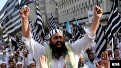 FILE: Supporters of Jamiat Ulema-e Islam − Fazl (JUI-F) during a protest in Karachi, August 2014.