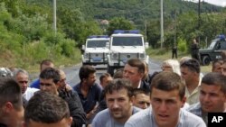 Kosovski Srbi blokiraju put blizu sela Rudare, 29. jul 2011.