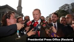 Recep Tayyip Erdogan jurnalistlərin suallarını cavablandırır, arxiv fotosu