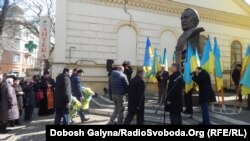 Біля пам'ятника В'ячеславу Чорноволу в Івано-Франківську, 25 березня 2016 року