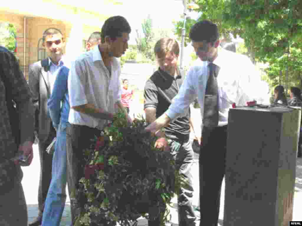 Az keçməmiş əklili götürürlər - Lakin az keçməmiş bir qrup şəxs əklili xatirə daşının qarşısından götürüb. Onlar bunu universitet rektorluğunun tapşırığı ilə etdiklərini bildiriblər