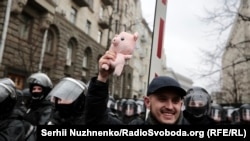 Іграшкових свиней у поліцію також кидали члени праворадикальних організаці в Києві, 16 березня 2019 року
