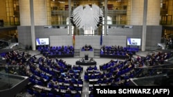 Парламент Німеччини – Бундестаг – слухає відеозвернення президента України Володимира Зеленського. Берлін, 17 березня 2022 року