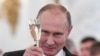 Путин поднимает бокал, произнеся тост за российских военных - участников операции в Сирии