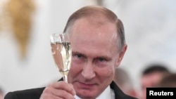 Президент Путин во время банкета в честь награжденных боевыми наградами за участие в боевых действиях в Сирии
