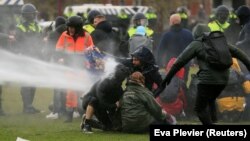 Նիդերլանդներ - Ոստիկանությունը ջրցած մեքենաներ է կիրառում ցուցարարների դեմ, Ամստերդամ, 24-ը հունվարի, 2021թ․