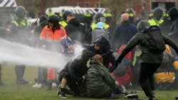Полиция использовала водометы для разгона протестующих в Эйндховене. 24 января 2021 года.
