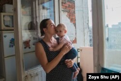 Анна Сергеева была "арестована" сепаратистами у себя дома и провела в плену шесть дней. Как гражданское лицо, Анна не имеет права на статус пленного и не получает никакой поддержки от государства. Сейчас она живет в Киеве, о своем опыте написала книгу "Дневник дончанки/гуцулки"