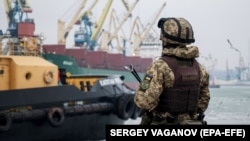 A Ukrainian serviceman stands guard in the Ukrainian port city of Mariupol on the Sea of Azov (file photo)