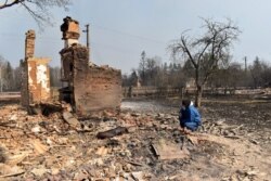 Хлопчик на місці згорілої хати. Овруцький район. Житомирщина. Фото Віталія Юшкевича. 20 квітня 2020 року