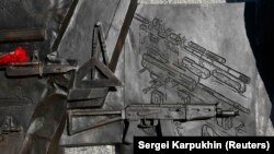 Фрагмент із зображенням гвинтівки Шмайссера на постаменті пам’ятника Михайлу Калашникову у Москві 