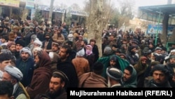 صد ها معترض به خاطر کشته شدن افراد ملکی در یک حمله هوایی در بلخ راه جوزجان‌مزارشریف را بسته اند. Jan.26.2020