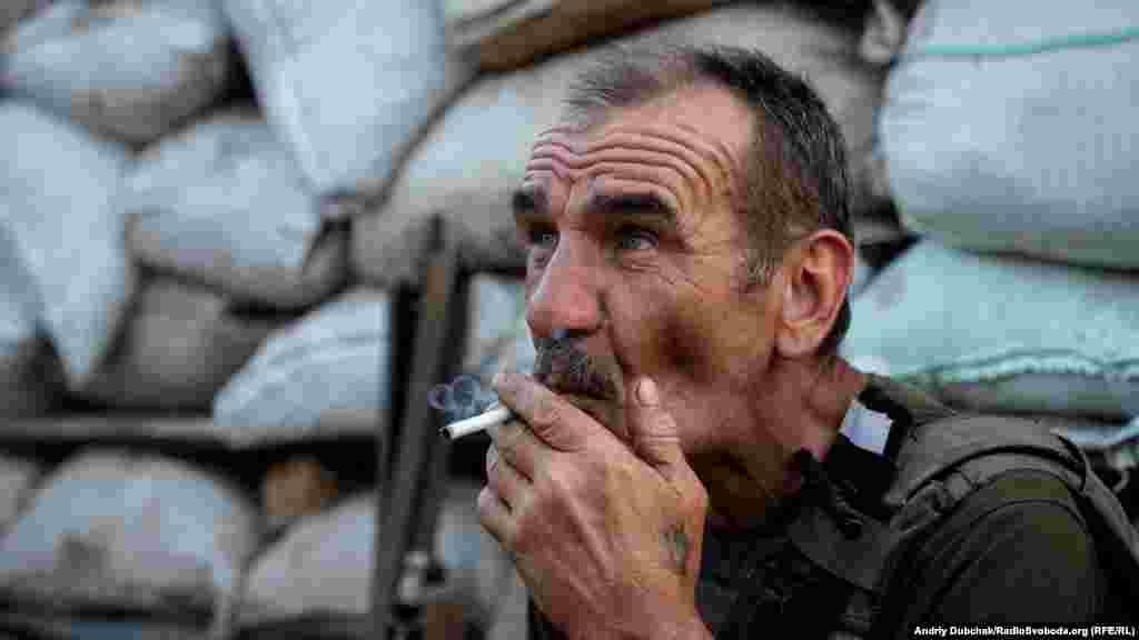 56-річний Віктор із Тернопільщини курить під час розмови. На передовій курять майже всі