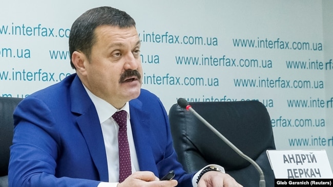 Андрій Деркач на пресконференції в жовтні 2019 року у Києві під назвою «Оприлюднення фактів тиску Посольства США на українські правоохоронні органи з метою втручання в виборчий процес у США». Згодом він сам опиниться під санкціями США