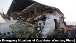 На месте падения пассажирского самолета в районе алматинского аэропорта.