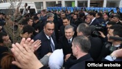 Шавкат Мирзияев общается с жителями Туракурганского района Наманганской области, 28 февраля 2019 года. Фото с сайта пресс-службы президента Узбекистана.