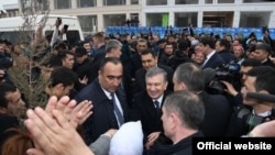 Президент Узбекистана Шавкат Мирзияев на встрече с жителями Туракурганского района Наманганской области в феврале 2019 года.