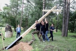 Зьміцер Дашкевіч з актывістамі ставяць драўляныя крыжы вакол Курапат, 20 ліпеня 2018