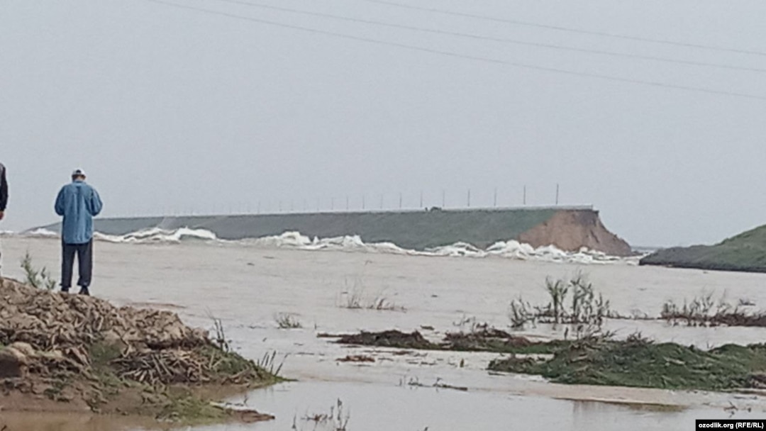 Утром 1 мая в Узбекистане произошел прорыв одной из дамб Сардобинского водохранилища в Сырдарьинской области Узбекистана.