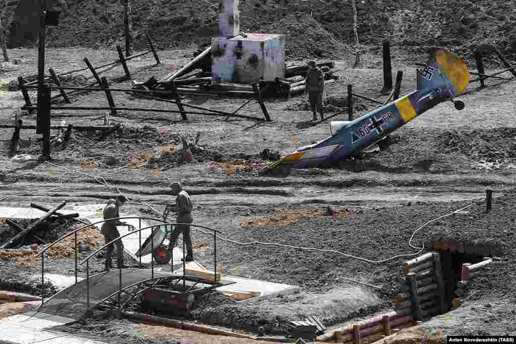 Точна копія німецького винищувача Люфтваффе, збитого у небі над Москвою, лежить посеред будівництва на території собору. Біля головного входу в собор зображена реконструкція битви за Москву 1941 року
