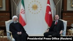 حسن روحانی (چپ) در سخنان روز پنج‌شنبه خود از توسعه روابط با ترکیه استقبال کرد و مواضع رجب طیب اردوغان در رابطه با تحریم‌های آمریکا را ستود.