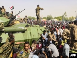 Әскери техника жанында тұрған судандық сарбаздар. Хартум, 11 сәуір 2019 жыл.