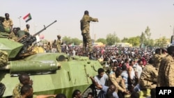 Суданские военные на улицах Хартума