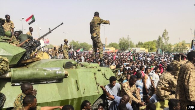 Военная техника и солдаты в Хартуме, 11 апреля 2019 года.