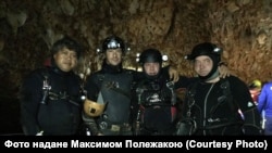Український дайвер Максим Полежака (крайній праворуч)