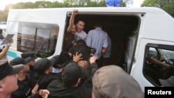Қазақстанда кезектен тыс президент сайлауы күні полиция митинг орнында адамдарды ұстап жатыр. Алматы, 9 маусым 2019 жыл.