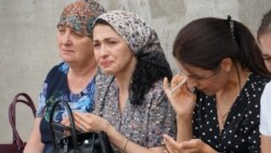 Люди, пришедшие проститься с Мусой Сулеймановым, Строгоновка, 27 июля 2020 года