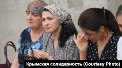Люди, пришедшие проститься с Мусой Сулеймановым, Строгоновка, 27 июля 2020 года