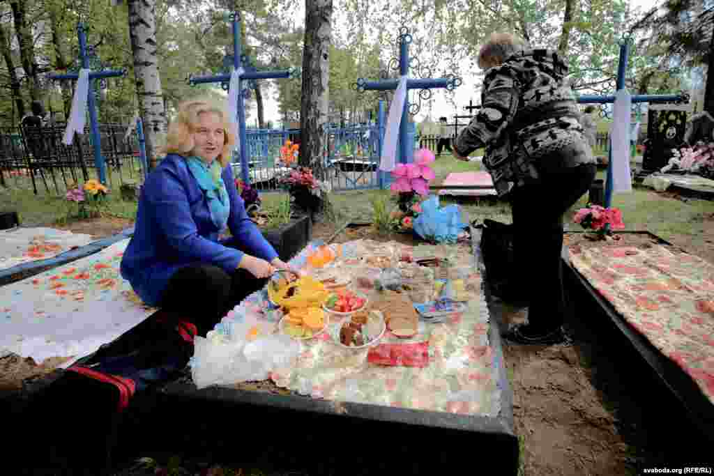 Алена згадвае, што калісьці тут было шумна, багатыя сталы, сядзелі дапазна, гулялі нават у лапту, карты і шахматы. Апошнім часам маладзейшыя адмаўляюцца есьці на могілках. &laquo;Але як я скажу сваёй 70-гадовай цёці Валі, сталаму чалавеку, якая ўсё жыцьцё хадзіла на могілкі і абедала, адмовіцца ад гэтай традыцыі&raquo;.