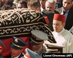 محمد ششم در مراسم تشییع پیکر پدرش حسن دوم در سال ۱۹۹۹