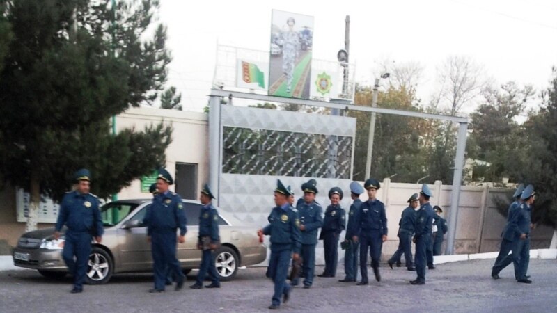 Kakaly ýetginjek polisiýanyň töhmet atyp, 'jübüsine girendigini' aýdýar
