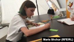 Оксана Була підписує свою книжку маленькому читачеві